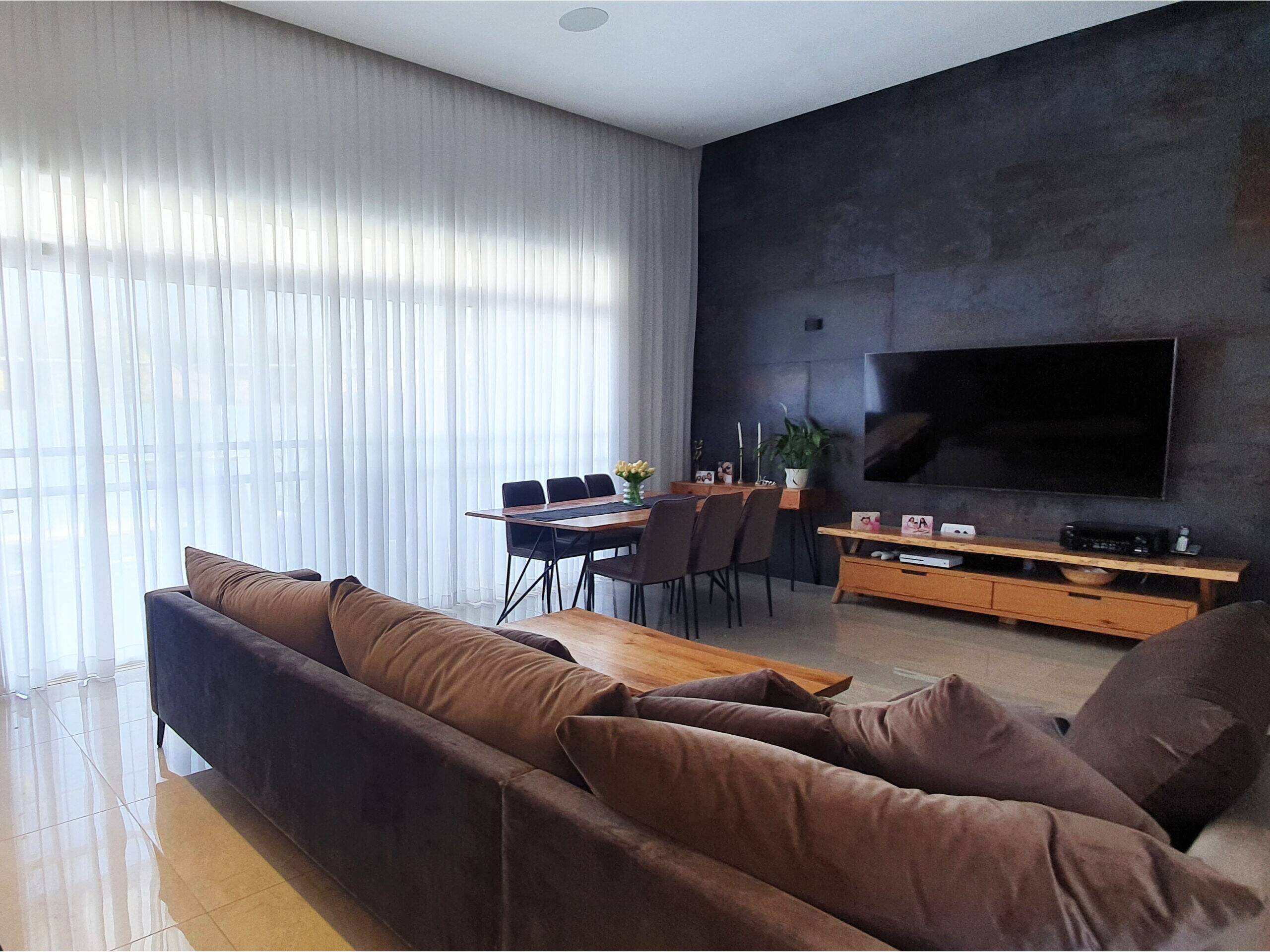 וילונות חשמליים לסלון