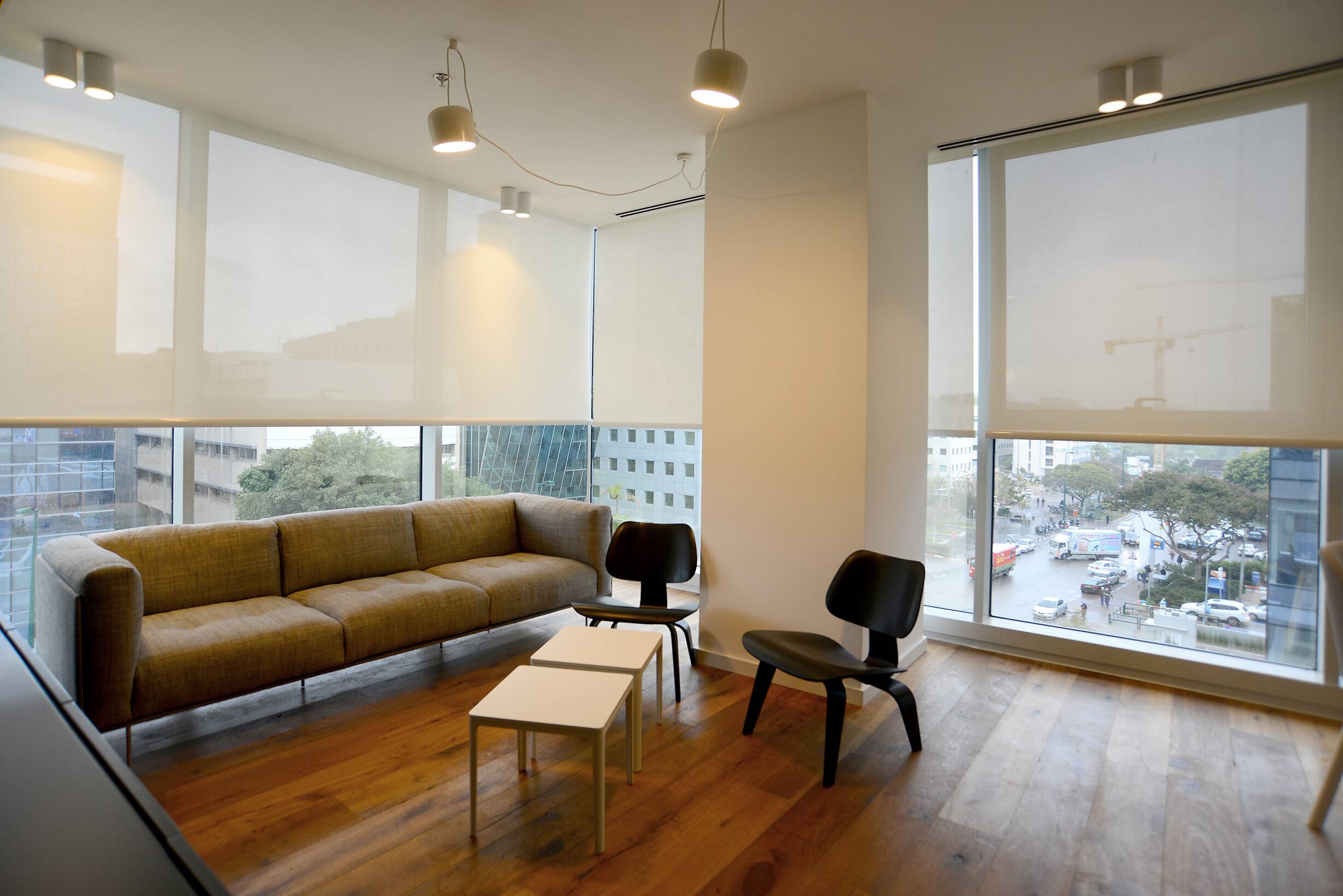 וילון גלילה לסלון חשמלי