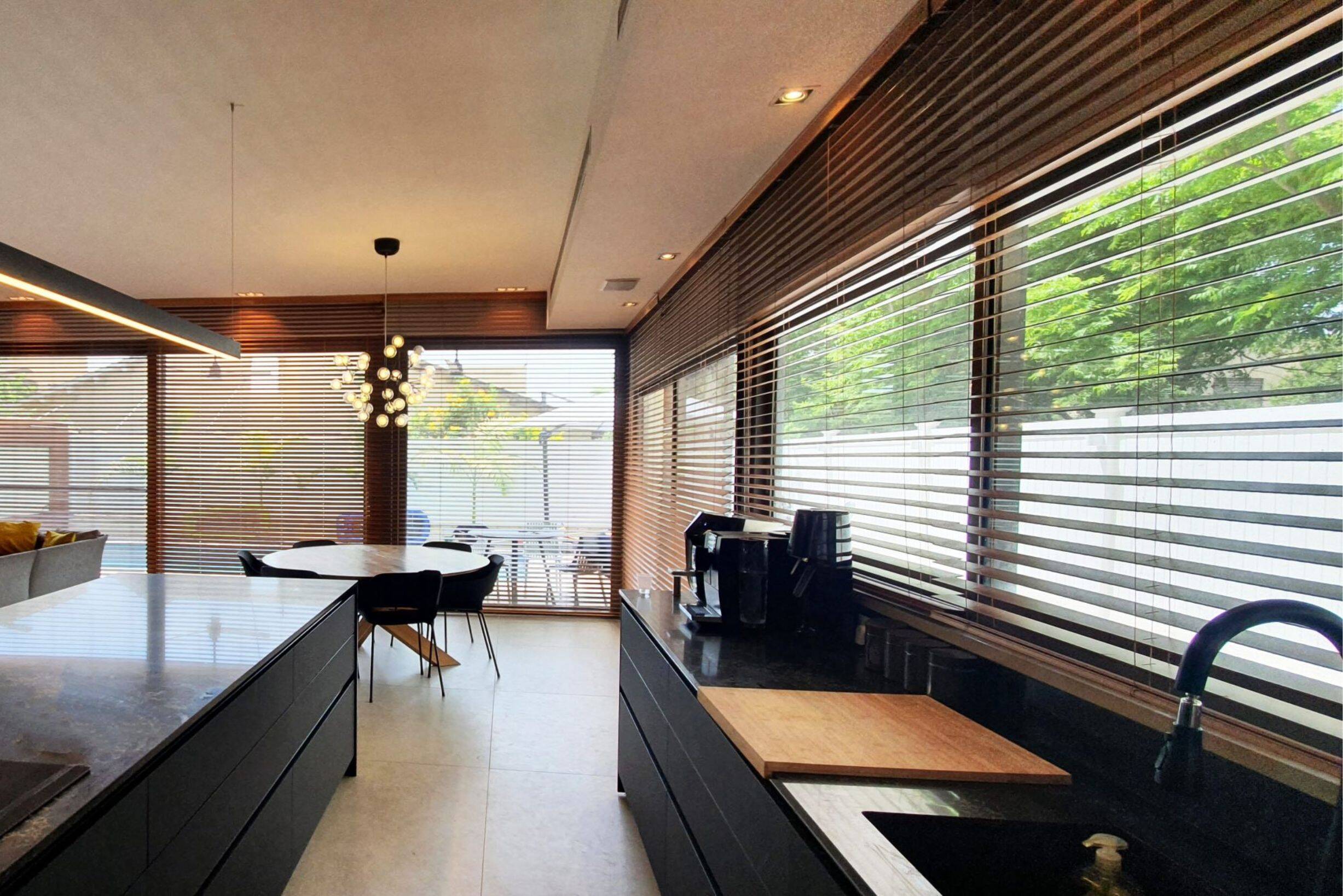 וילון חשמלי תריס ונציאני עץ