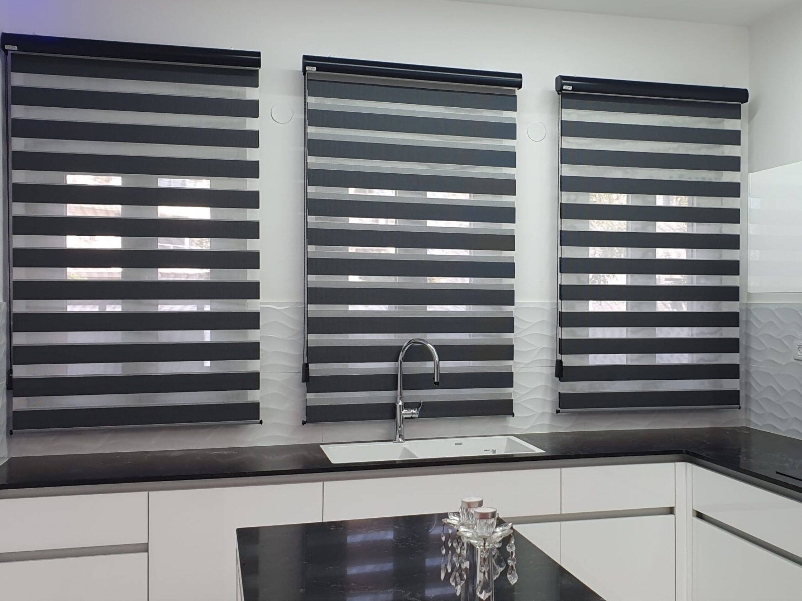 וילון זברה למטבח