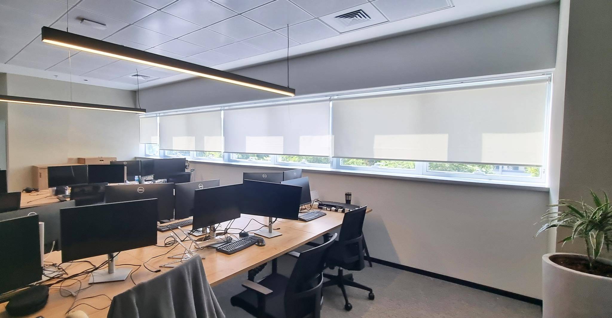 וילון גלילה בהיר למשרד וילון גלילה למשרד