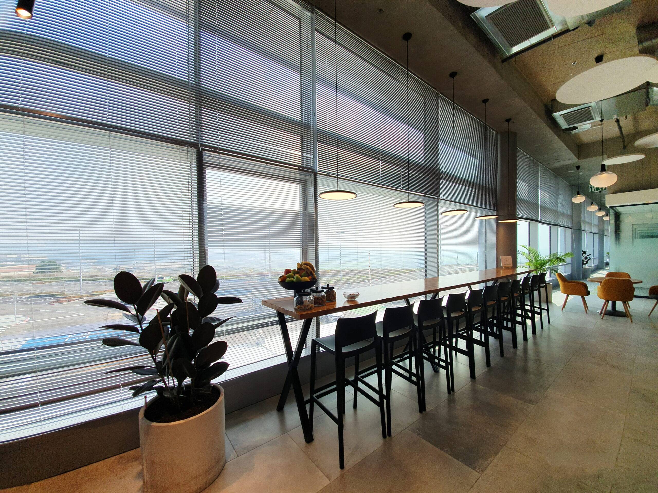 תריסים וניציאנים חשמליים למשרד