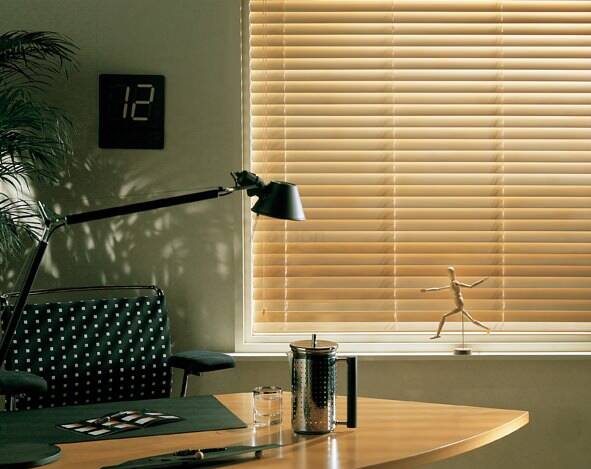 תריסי עץ טבעי בחדר העבודה תריסי עץ טבעי בחדר העבודה