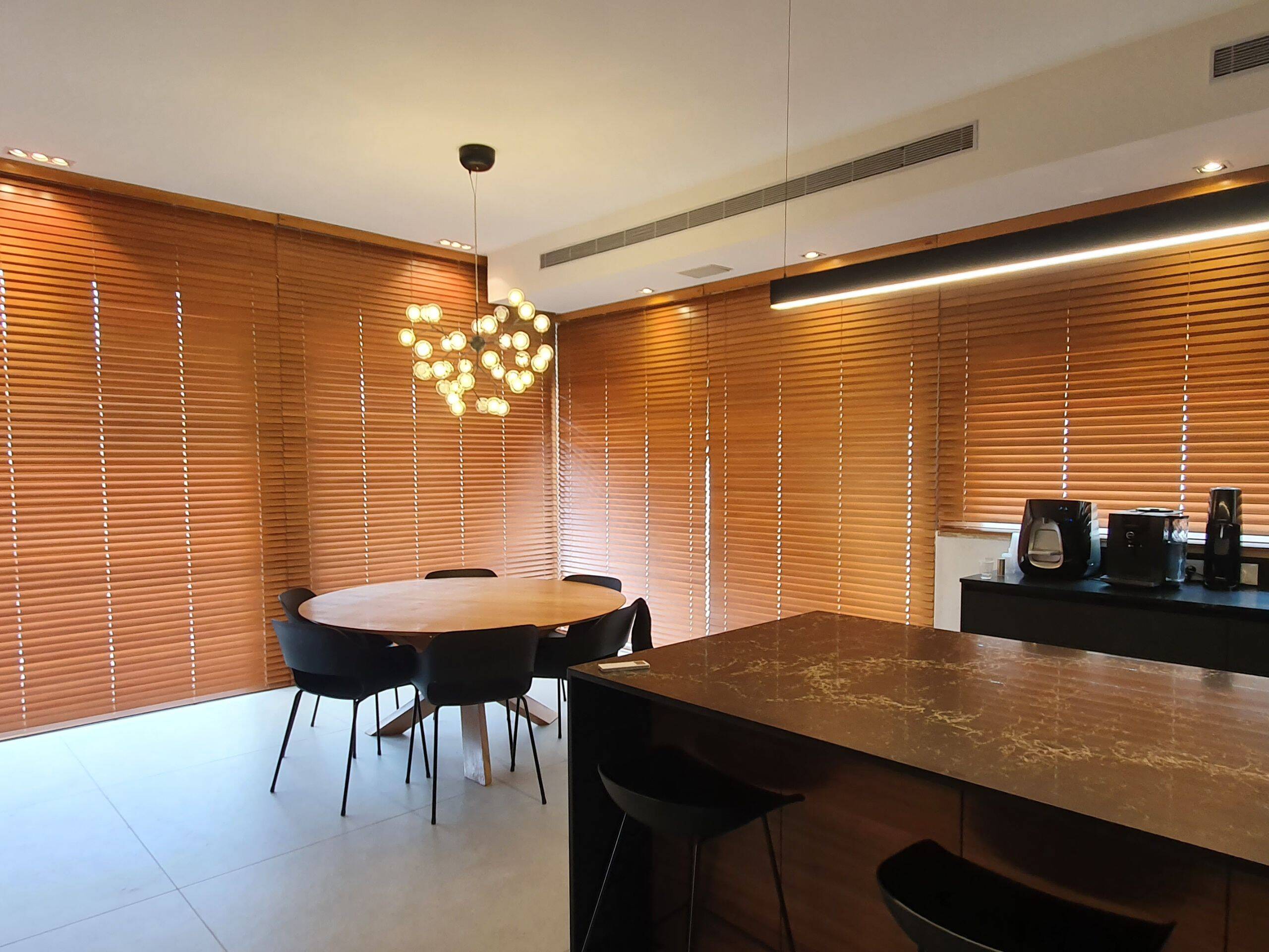 תריס עץ חשמלי